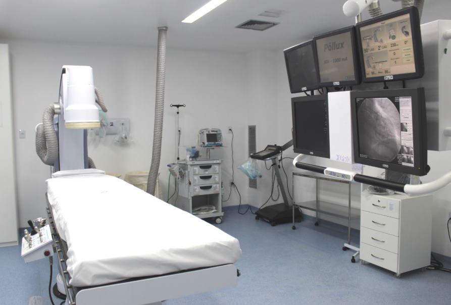 Sala de hemodinâmica equipada para procedimentos endovasculares